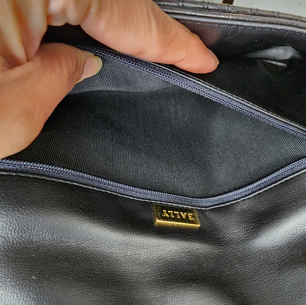 BALLY authentic vintage quilted leather two way shoulder crossbody - Picture 13 of 15